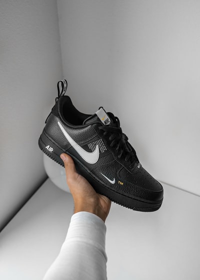 黑白Nike Air Force 1运动鞋